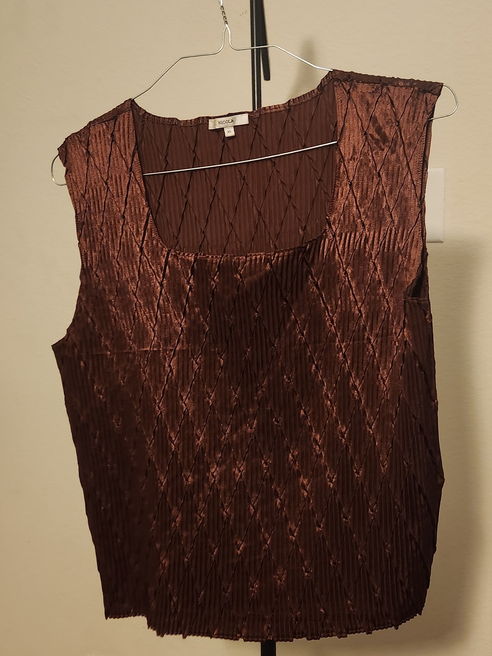 NICOLA Brown Textured Sleeveless Pleated Tank